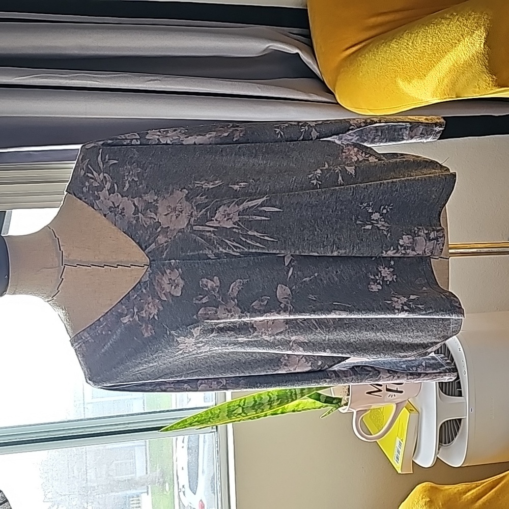 Chaser Long Sleeve V Neck Grey Flower Print Top - Size M